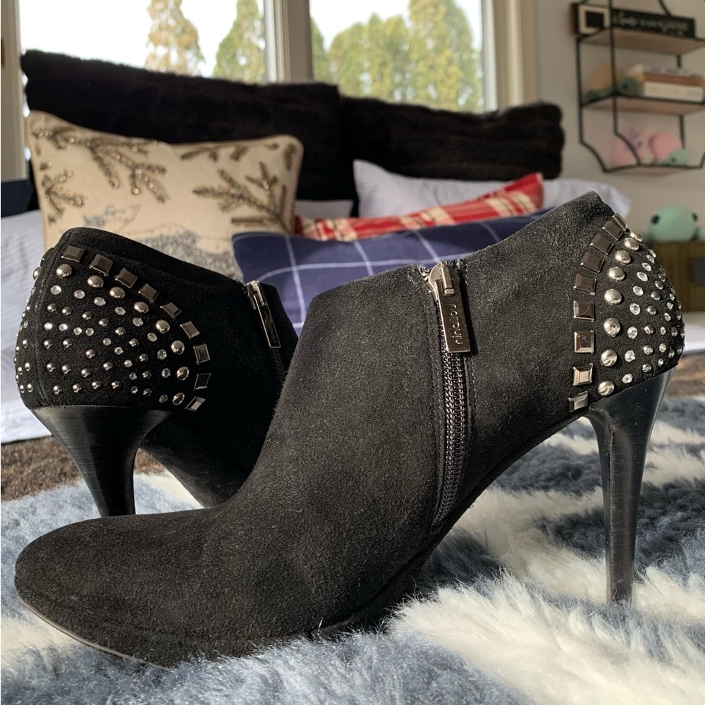 NINALILOUS SUEDE STUDDED ACCENTS BOOTS. Sz. 7